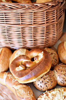 Köfteler, krakerler, bira çubukları ve çubuklar gibi farklı hamur işleri, Almanya 'dan gelen taze ekmeklerle birlikte bir bastkorb' un önüne konur.