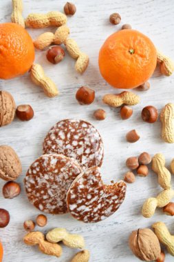 Parlak ahşap bir yüzeyde fındık, fıstık ve ceviz gibi çeşitli fındık türleri vardır. Birkaç lezzetli Alman Elisenlebkuchen 'in yanında.