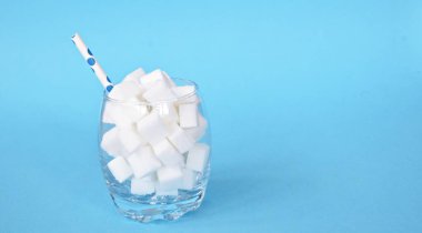 Şeker küpleriyle dolu bir kavanoz sağlıksız bir diyetin ve şeker dolu sağlıksız gıdaların sembolü. Nüfusa aşırı şeker vermek için konsept.