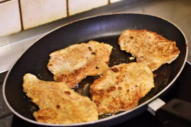 Kızartma tavasında sazan kızartması.