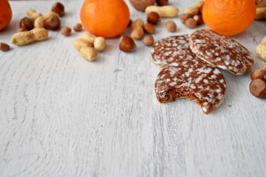 Parlak ahşap bir yüzeyde fındık, fıstık ve ceviz gibi çeşitli fındık türleri vardır. Birkaç lezzetli Alman Elisenlebkuchen 'in yanında.