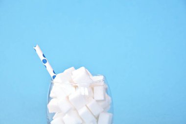 Şeker küpleriyle dolu bir kavanoz sağlıksız bir diyetin ve şeker dolu sağlıksız gıdaların sembolü. Nüfusa aşırı şeker vermek için konsept.