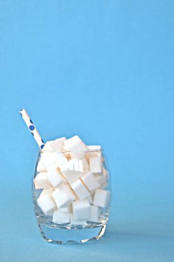 Şeker küpleriyle dolu bir kavanoz sağlıksız bir diyetin ve şeker dolu sağlıksız gıdaların sembolü. Nüfusa aşırı şeker vermek için konsept.