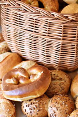 Köfteler, krakerler, bira çubukları ve çubuklar gibi farklı hamur işleri, Almanya 'dan gelen taze ekmeklerle birlikte bir bastkorb' un önüne konur.