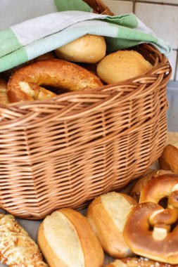 Köfteler, krakerler, bira çubukları ve çubuklar gibi farklı hamur işleri, Almanya 'dan gelen taze ekmeklerle birlikte bir bastkorb' un önüne konur.