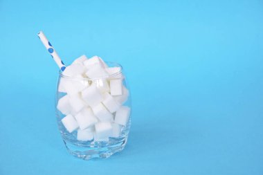 Şeker küpleriyle dolu bir kavanoz sağlıksız bir diyetin ve şeker dolu sağlıksız gıdaların sembolü. Nüfusa aşırı şeker vermek için konsept.