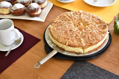Ev yapımı bademli arı sokması pastası ve Almanya 'da kahveli ve pastalı doğum günü partisi için krema. Yuvarlak kek gibi pişirilmiş arı sokması.