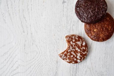 Parlak ahşap bir yüzeyde fındık, fıstık ve ceviz gibi çeşitli fındık türleri vardır. Birkaç lezzetli Alman Elisenlebkuchen 'in yanında.