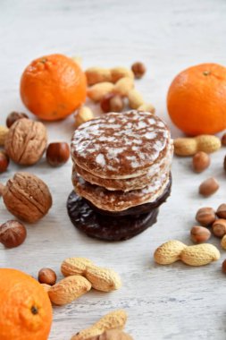 Parlak ahşap bir yüzeyde fındık, fıstık ve ceviz gibi çeşitli fındık türleri vardır. Birkaç lezzetli Alman Elisenlebkuchen 'in yanında.