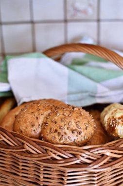 Farklı hamur işleri sepete konur. Almanya 'dan taze ekmeklerle birlikte.