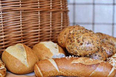 Köfteler, krakerler, bira çubukları ve çubuklar gibi farklı hamur işleri, Almanya 'dan gelen taze ekmeklerle birlikte bir bastkorb' un önüne konur.