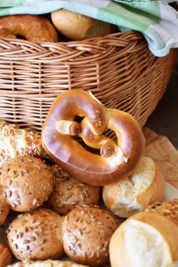 Köfteler, krakerler, bira çubukları ve çubuklar gibi farklı hamur işleri, Almanya 'dan gelen taze ekmeklerle birlikte bir bastkorb' un önüne konur.