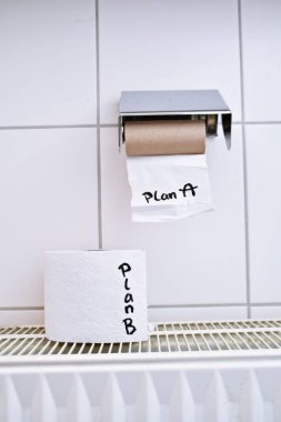 A planının yazıldığı boş bir tuvalet kağıdı rulosu ve diğer planları sembolize eden diğer tuvalet kağıdı rulolarının başarısızlığından kurtulmanın bir yolunu bulmak.