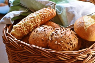 Farklı hamur işleri sepete konur. Almanya 'dan taze ekmeklerle birlikte.