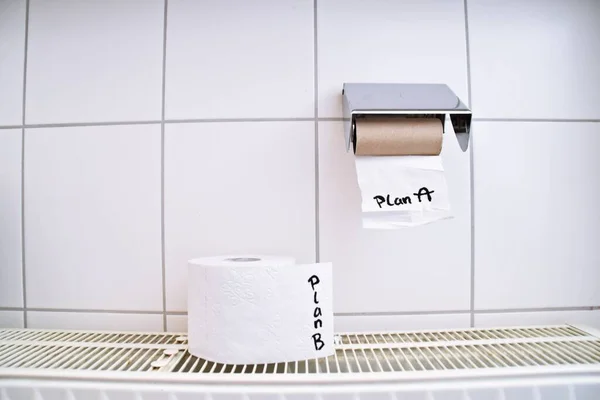 Najít Cestu Ven Neúspěchu Plánu Představovaného Prázdnou Role Toaletního Papíru — Stock fotografie