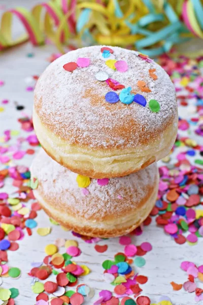 Donuts Carnaval Alemanha Com Açúcar Confeiteiro Uma Superfície Madeira Clara — Fotografia de Stock
