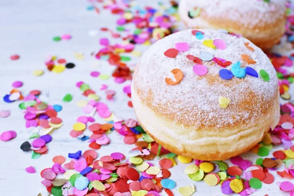 德国的嘉年华甜甜圈 用糖衣装饰在轻薄的木制表面 上有意大利面和彩带 嘉年华派对的背景 — 图库照片