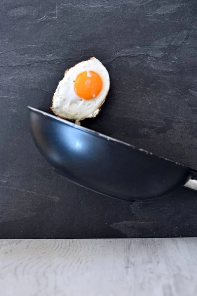 Jouez Avec Perspective Les Œufs Frits Volent Dessus Une Casserole — Photo