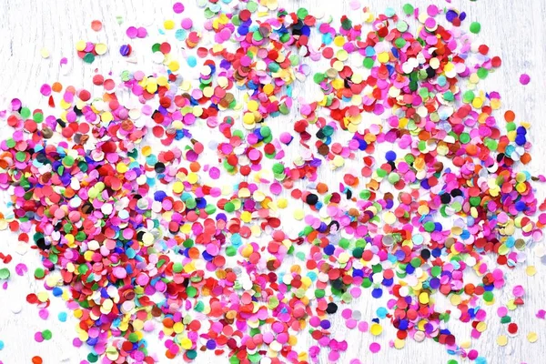Uma Superfície Madeira Leve Confetes Coloridos Diferentes — Fotografia de Stock