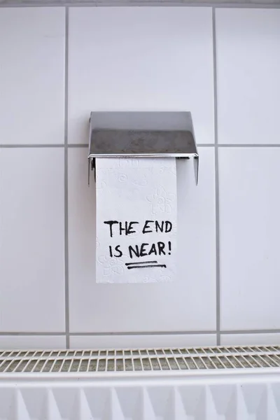 Koniec Jest Blisko Jest Napisane Rolce Papieru Toaletowego Pomysł Przechowywanie — Zdjęcie stockowe