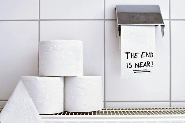 Stop Gromadzenie Papieru Toaletowego Jest Rolce Papieru Toaletowego Koncepcja Przechowywania — Zdjęcie stockowe