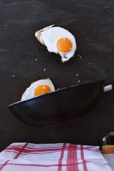 Juega Con Perspectiva Huevos Fritos Vuelan Sobre Una Sartén Con —  Fotos de Stock