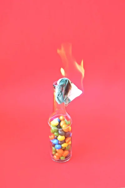 Çocuksu Gençlik Isyanı Sembolü Olarak Renkli Çikolata Taneleriyle Dolu Molotof — Stok fotoğraf