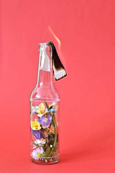 Renkli Çiçeklerle Dolu Molotof Kokteyli Çiçeklerle Dolu Yanan Bir Yüzeye — Stok fotoğraf