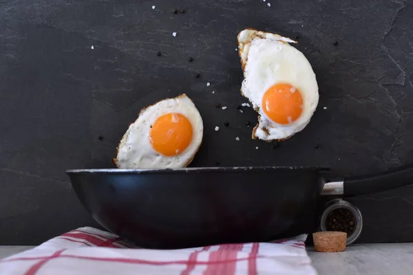Juega Con Perspectiva Huevos Fritos Vuelan Sobre Una Sartén Con —  Fotos de Stock