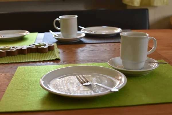 Kahve ve kek için hazırlanmış bir masa üzerinde çatallı bir kek tabağı, bir fincan ve fincan tabağı düz bir arkaplanda - kahve içmek için arka plan ve sıcak bir aile öğleden sonra