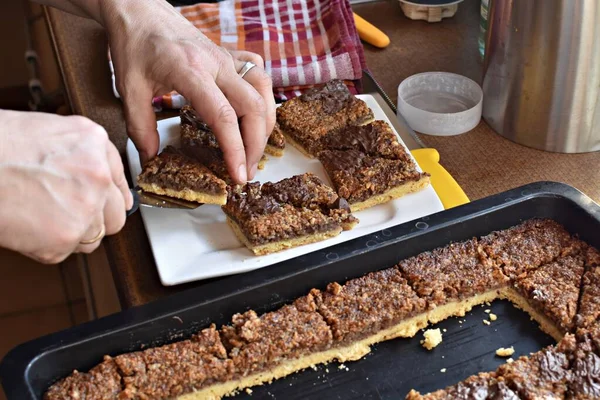 Almanya 'da öğleden sonra kahvesi ve pastası için siyah tepside duran çikolatalı ev yapımı fındık köşeleri aile kutlamaları için nefis ev yapımı pastalar.