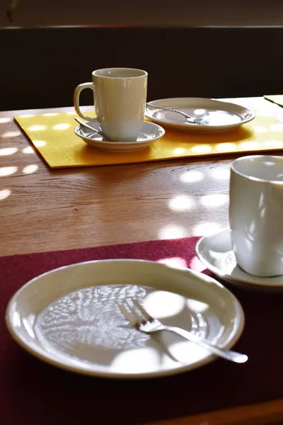 Ένα Τραπέζι Είχε Οριστεί Για Καφέ Και Κέικ Ένα Πιάτο — Φωτογραφία Αρχείου