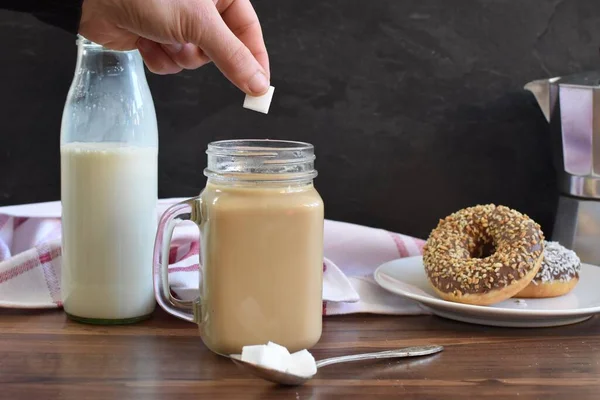 Café Filtrante Con Leche Sobre Una Base Marrón Sobre Fondo — Foto de Stock