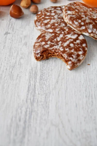Parlak ahşap bir yüzeyde fındık, fıstık ve ceviz gibi çeşitli fındık türleri vardır. Birkaç lezzetli Alman Elisenlebkuchen 'in yanında.