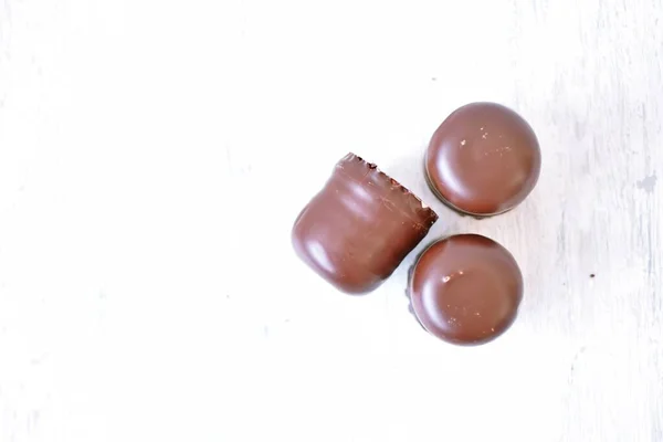 Malé Čokoládou Potažené Krémové Dorty Bílém Pozadí — Stock fotografie