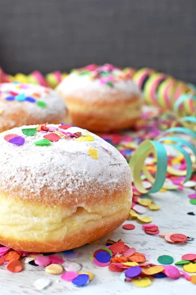 Donuts Carnaval Alemanha Com Açúcar Confeiteiro Uma Superfície Madeira Clara — Fotografia de Stock