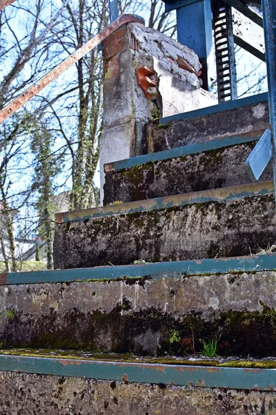 古い剥がれた階段を間近に見る — ストック写真