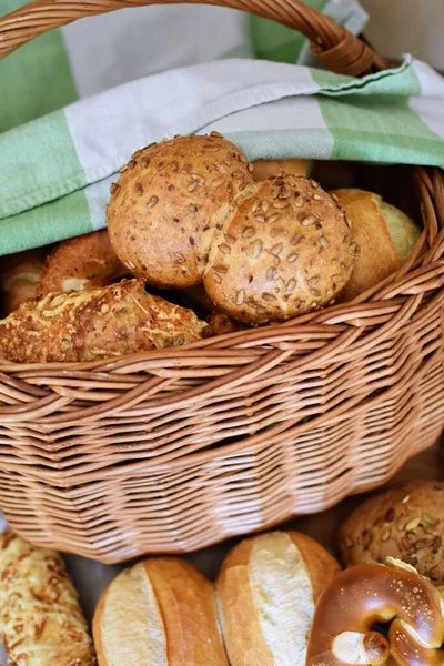 Köfteler, krakerler, bira çubukları ve çubuklar gibi farklı hamur işleri, Almanya 'dan gelen taze ekmeklerle birlikte bir bastkorb' un önüne konur.