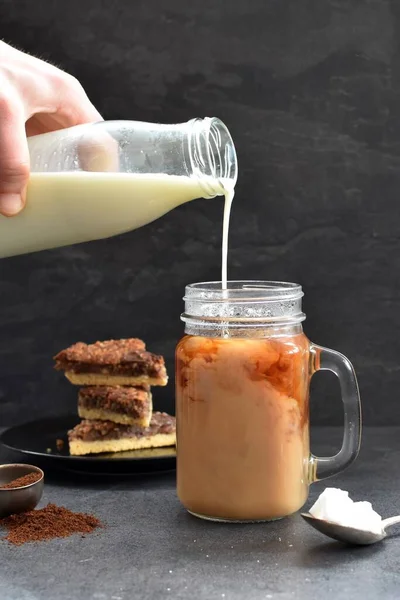 Vierta Leche Vaso Lleno Café Sobre Fondo Oscuro Con Esquinas — Foto de Stock