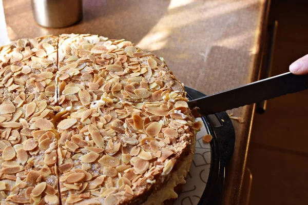 Ev yapımı bademli arı sokması pastası ve Almanya 'da kahveli ve pastalı doğum günü partisi için krema. Yuvarlak kek gibi pişirilmiş arı sokması.
