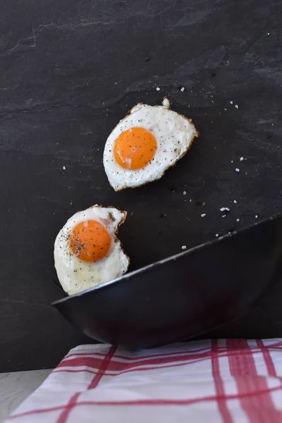 Jogue Com Perspectiva Ovos Fritos Voam Sobre Uma Panela Com — Fotografia de Stock