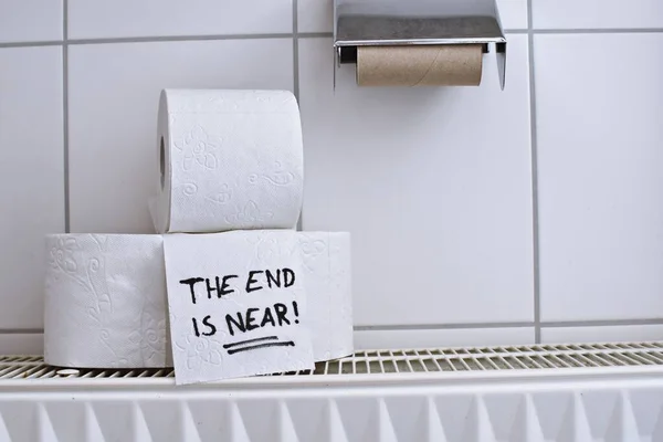 Konec Blízko Napsán Role Toaletního Papíru Koncept Hromadění Toaletního Papíru — Stock fotografie