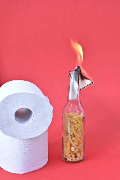 Molotovův Koktejl Naplněný Nudlemi Vedle Hromady Toaletního Papíru Jako Abstraktní — Stock fotografie