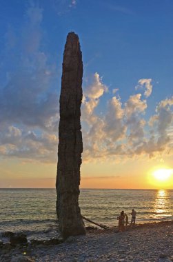 Bir rock ile deniz manzarası