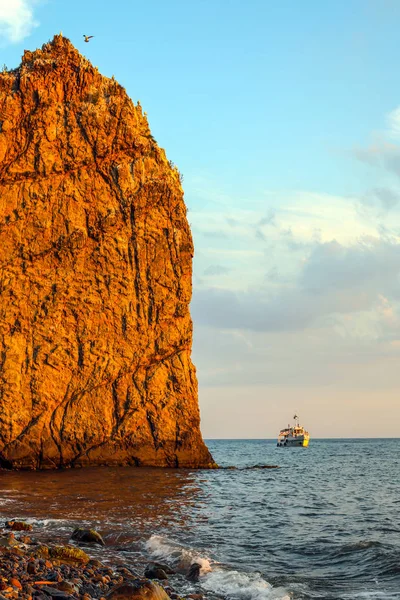 Bir rock ile deniz manzarası