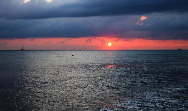 Puesta de sol brillante en el mar — Foto de Stock