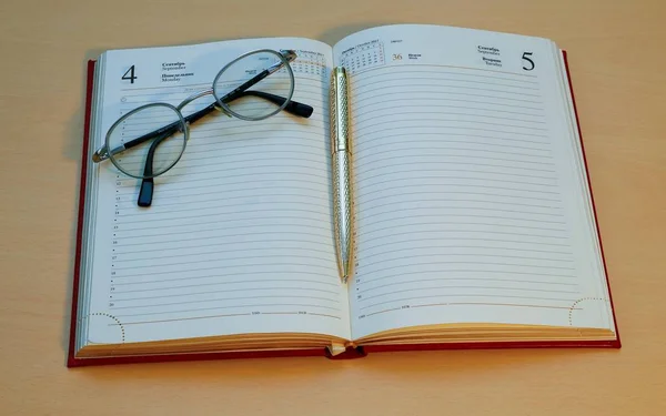 ペンと本のメガネ — ストック写真
