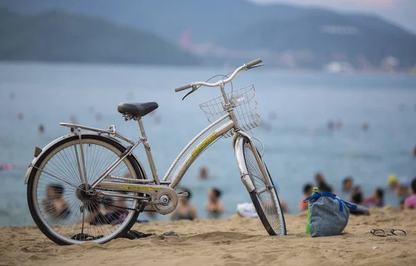 Stary rower na plaży. Wietnam. — Zdjęcie stockowe