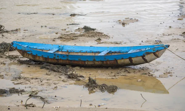 Turist Junks ve Halong Bay köyde yüzen,