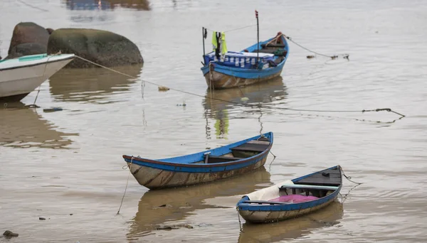 Turist Junks ve Halong Bay köyde yüzen,